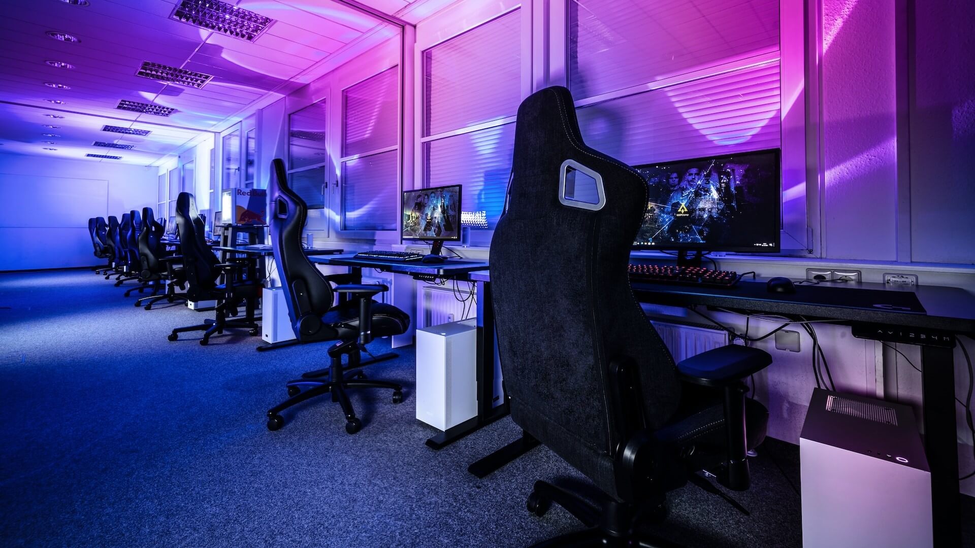 Ein Raum mit mehreren Gaming-Computern in einer Reihe